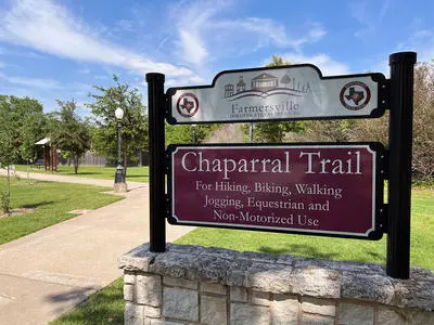 sign in a fork on the beginning of the trail